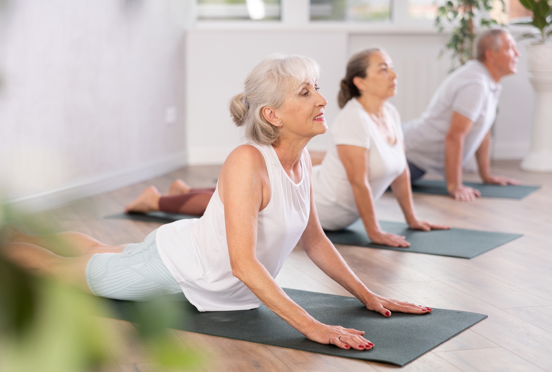 Mujer practicando yoga suave como forma de mantener la movilidad articular